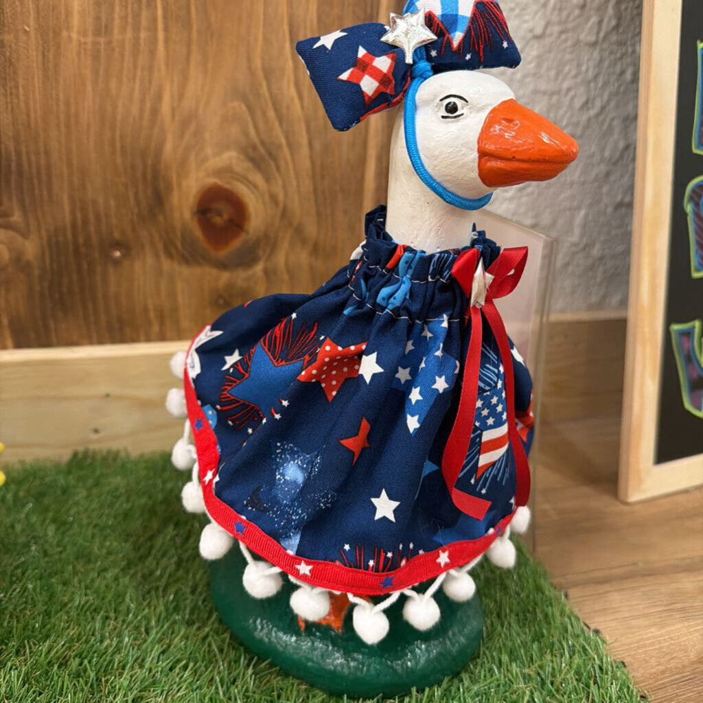 10" Goose w/outfit 4th of July