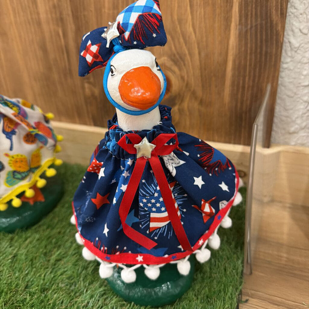 10" Goose w/outfit 4th of July