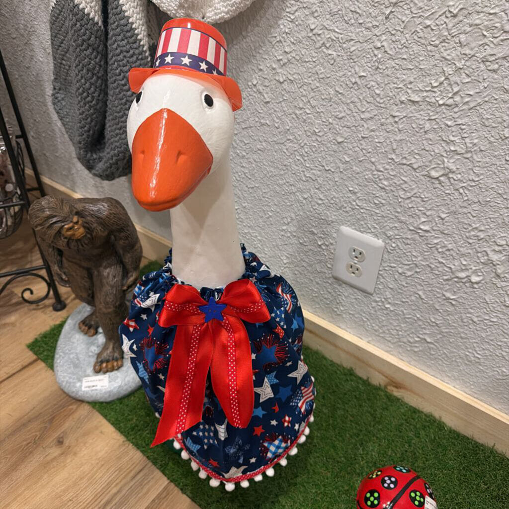 28" Goose with Outfit