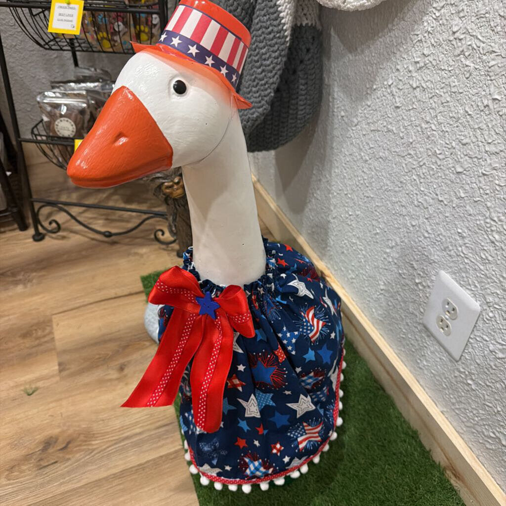 28" Goose with Outfit
